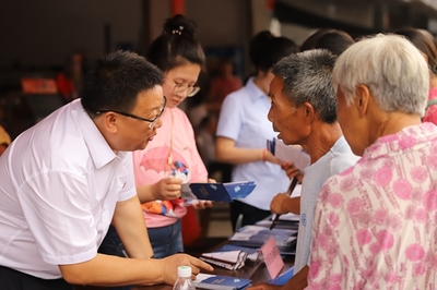 秀山縣社會保險事務中心開展“三進三送”社保政策宣傳活動，提供社會經濟咨詢服務